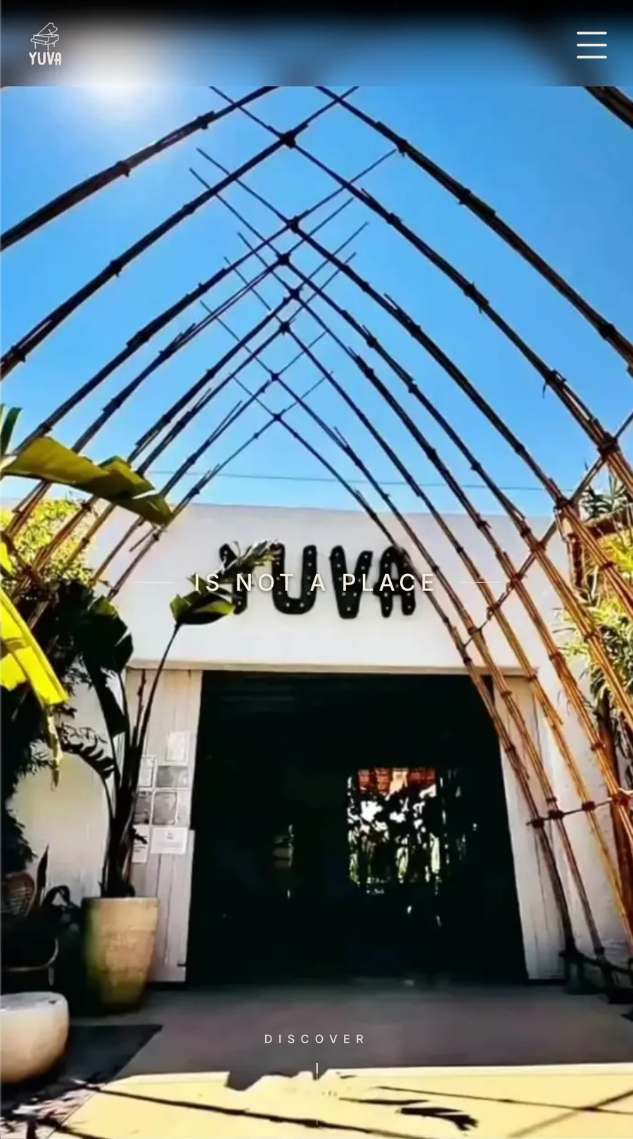 Site-ul Yuva Vama Veche pe mobil, în versiune responsive, cu tunelul de bambus de la intrarea în beach club